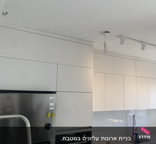 ארונות מטבח לבנים עם כיור וברז